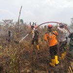 Akibat kebakaran hutan dan lahan,Pasukan gabungan antara Polsek Talang Ubi, Koramil 404-03 Talang Ubi dan BPBD PALI berjibaku memadamkan api.