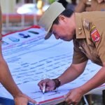 Pengucapan Ikrar Sekaligus Penandatanganan Fakta Integritas Netralitas Aparatur Sipil Negara (ASN) dan Non-ASN di gelar Saat Apel Rutin Mingguan di Pelataran Kantor Bupati